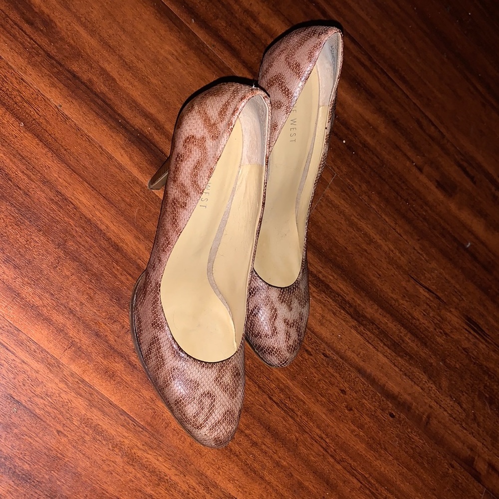 Nine West Size 9 shoe with a 4-inch heel. Leather upper.